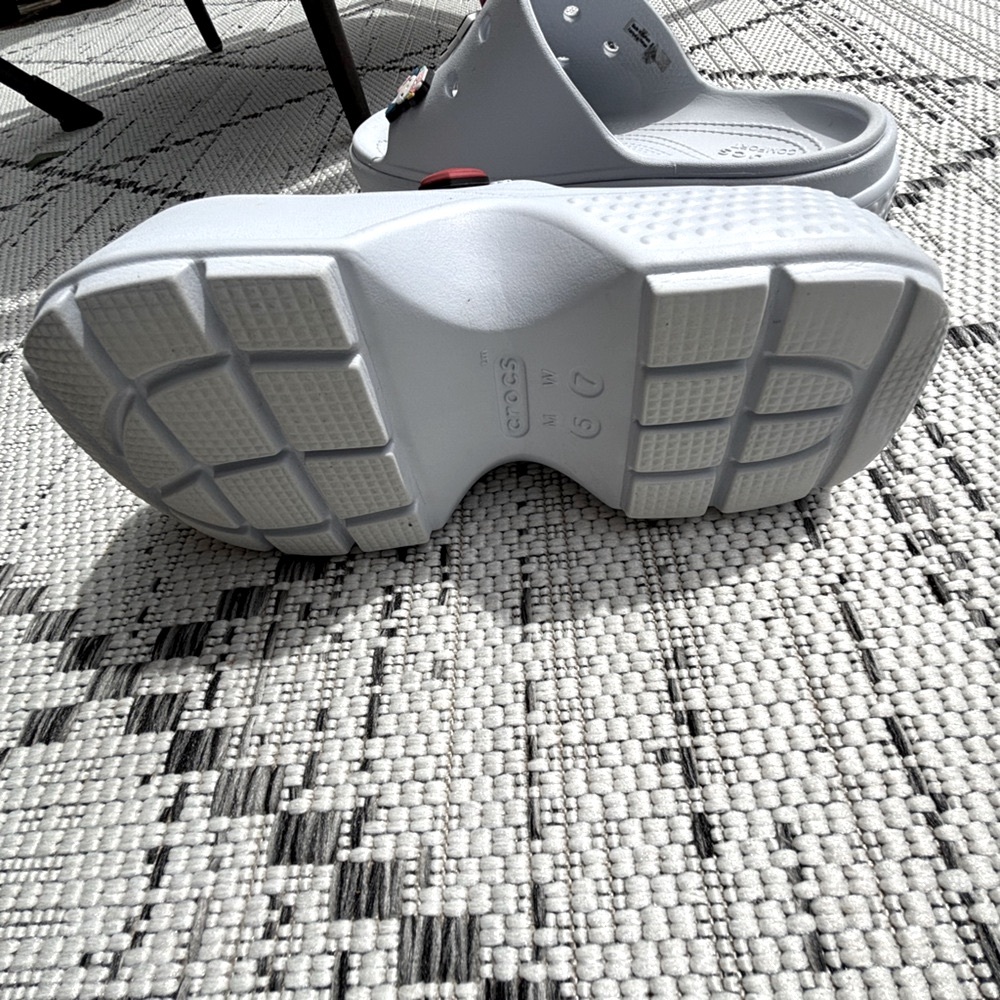 CROCS Light Gray Platform Clogs with Fun Charms in excellent condition M 5. /W 7 - Picture 7 of 11